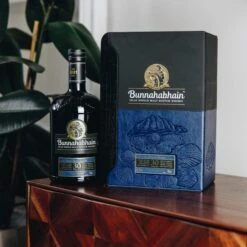 Bunnahabhain 30 Year Old -Jura Shop bunnahabhain 30yo lifestyle 01