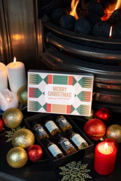 Christmas Crackers Whisky Gift Set -Jura Shop christmascrackers whisky lifestyle01