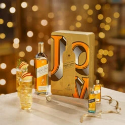 Johnnie Walker Gold Gift Set -Jura Shop johhniewalker goldlabel giftset 2021 lifestyle 01