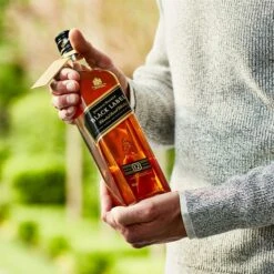 Johnnie Walker Black Label Glass Gift Set -Jura Shop johnniewalker blacklabel giftset lifestyle 02