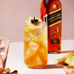 Johnnie Walker Black Label Glass Gift Set -Jura Shop johnniewalker blacklabel giftset lifestyle 06