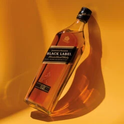 Johnnie Walker Black Label Gift Tin -Jura Shop johnniewalker blacklabel gifttin lifestyle 03