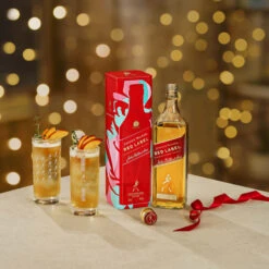 Johnnie Walker Red Gift Tin -Jura Shop johnniewalker redlabel gifttin lifestyle 01