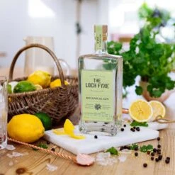 The Loch Fyne Botanical Gin -Jura Shop thelochfyne botanicalgin 2021 lifestyle 02